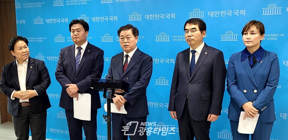 박승원 광명시장은 지난 11월 29일 국회 소통관에서 임병택 시흥시장과 공동 기자회견을 열고 광명시흥 신도시는 수도권 서남부 핵심 거점이 되는 자족형 명품 신도시로 조성되어야 한다고 밝혔다(사진제공=광명시) 박승원 광명시장은 지난 11월 29일 국회 소통관에서 임병택 시흥시장과 공동 기자회견을 열고 광명시흥 신도시는 수도권 서남부 핵심 거점이 되는 자족형 명품 신도시로 조성되어야 한다고 밝혔다(사진제공=광명시)