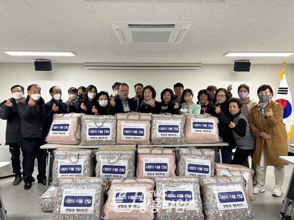 광명시 광명6동 체육회는 지난 8일 독거노인 가정 및 취약계층을 대상으로 ‘사랑의 이불’ 전달식을 가졌다(사진제공=광명6동 행정복지센터)