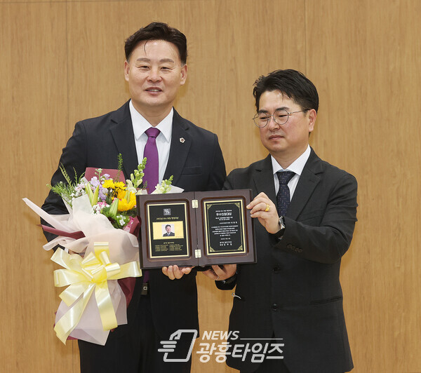 경기도의회 최종현 의원, 경기도일간기자단 창립2주년 ‘2022년 의정‧행정대상’ 수상(사진제공=최종현 의원실) 경기도의회 최종현 의원, 경기도일간기자단 창립2주년 ‘2022년 의정‧행정대상’ 수상(사진제공=최종현 의원실)