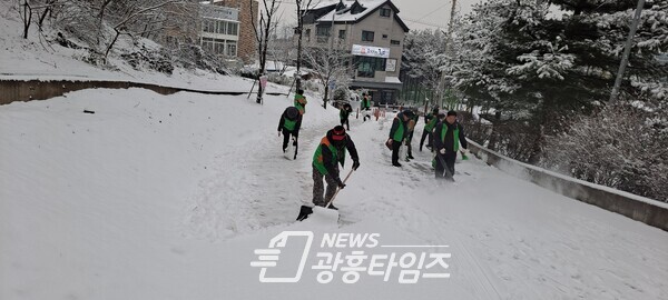  지역자율방재단 긴급제설 작업(사진제공=의왕시)