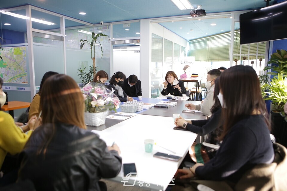 임오경 의원, 광명시 초∙중∙고 학부모 대표들 간담회 통해 민원청취 및 교육현안해결나서(사진제공=임오경 의원실) 임오경 의원, 광명시 초∙중∙고 학부모 대표들 간담회 통해 민원청취 및 교육현안해결나서(사진제공=임오경 의원실)