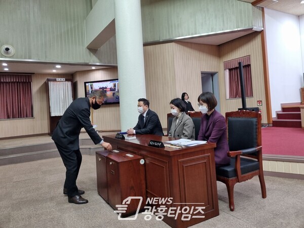 군포시의회 상임위원회 위원장 투표_이길호 의장(사진제공=군포시의회) 군포시의회 상임위원회 위원장 투표_이길호 의장(사진제공=군포시의회)
