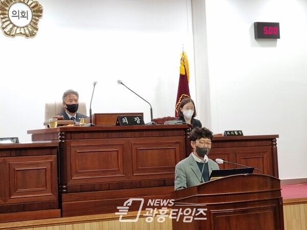 이우천 군포시의회 산업건설위원회 위원장 당선 인사(사진제공=군포시의회) 이우천 군포시의회 산업건설위원회 위원장 당선 인사(사진제공=군포시의회)