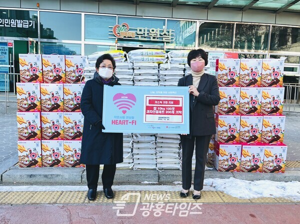  삼성에프씨(주)로부터 쌀 100포(10kg)·과자선물세트 200개 기탁받아(사진제공=안산시)