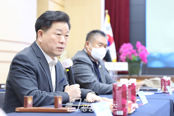 광명시는 22일 시청 대회의실에서 광명시 노사민정협의회를 개최하고 노사민정 상생발전 공동선언과 민선8기 일자리 대책 종합계획을 채택했다(사진제공=광명시) 광명시는 22일 시청 대회의실에서 광명시 노사민정협의회를 개최하고 노사민정 상생발전 공동선언과 민선8기 일자리 대책 종합계획을 채택했다(사진제공=광명시)