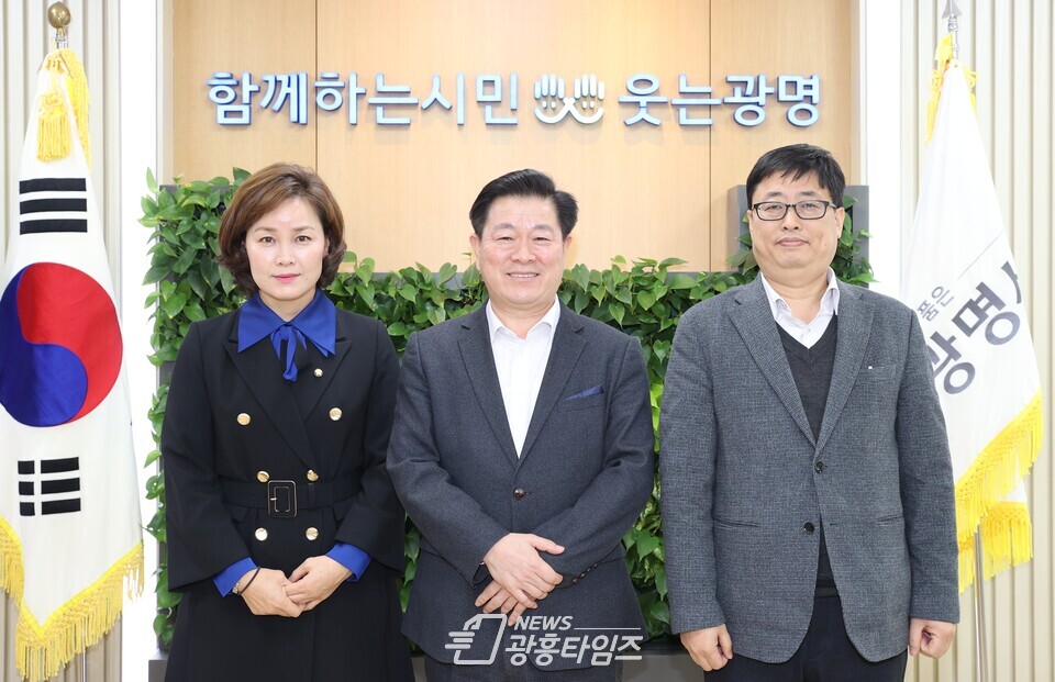박승원 광명시장은 26일 시장실에서 3기 신도시 업무를 총괄하고 있는 국토교통부 박재순 공공주택추진단장을 만나 광명시흥 신도시 주요 현안 사항을 점검하고 지속가능한 자족형 명품도시로 조성하여 줄 것을 다시 한번 요청했다(사진제공=광명시) 박승원 광명시장은 26일 시장실에서 3기 신도시 업무를 총괄하고 있는 국토교통부 박재순 공공주택추진단장을 만나 광명시흥 신도시 주요 현안 사항을 점검하고 지속가능한 자족형 명품도시로 조성하여 줄 것을 다시 한번 요청했다(사진제공=광명시)