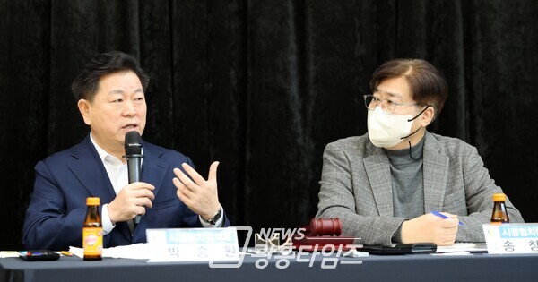 광명시는 시민과 행정이 함께 기획하고 함께 실행하기 위해 29일 광명시민회관 리허설룸에서 시정협치협의회 위원 19명이 참석한 가운데 민관협치 활성화 주요 사업 보고와 내년도 민관협치 활성화를 위한 실행계획에 대해 논의했다(사진제공=광명시) 광명시는 시민과 행정이 함께 기획하고 함께 실행하기 위해 29일 광명시민회관 리허설룸에서 시정협치협의회 위원 19명이 참석한 가운데 민관협치 활성화 주요 사업 보고와 내년도 민관협치 활성화를 위한 실행계획에 대해 논의했다(사진제공=광명시)
