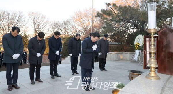 광명시(시장 박승원)는 계묘년(癸卯年) 새해를 맞아 1월 2일 오전 8시 30분 현충탑에서 신년 참배 행사를 가졌다(사진제공=광명시) 광명시(시장 박승원)는 계묘년(癸卯年) 새해를 맞아 1월 2일 오전 8시 30분 현충탑에서 신년 참배 행사를 가졌다(사진제공=광명시)