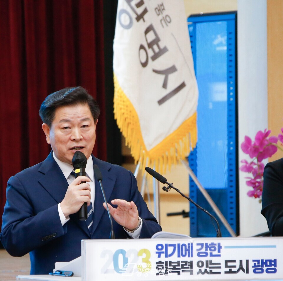 박승원 광명시장은 4일 오후 시청 대회의실에서 신년 기자회견을 열어 “2023년은 시민의 삶을 회복해 더 큰 도약을 준비하고 ‘위기에 강한 회복력 있는 도시’로 나아갈 것이다”고 밝혔다(사진제공=광명시) 박승원 광명시장은 4일 오후 시청 대회의실에서 신년 기자회견을 열어 “2023년은 시민의 삶을 회복해 더 큰 도약을 준비하고 ‘위기에 강한 회복력 있는 도시’로 나아갈 것이다”고 밝혔다(사진제공=광명시)