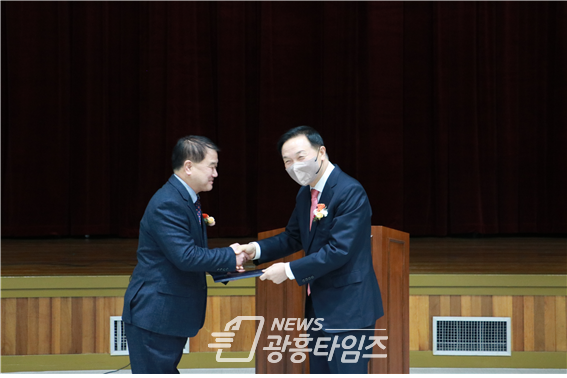 경기도교육연구원 제8대 오해석 이사장 취임을 축하하는 임태희 교육감(사진제공=경기도교육연구원)