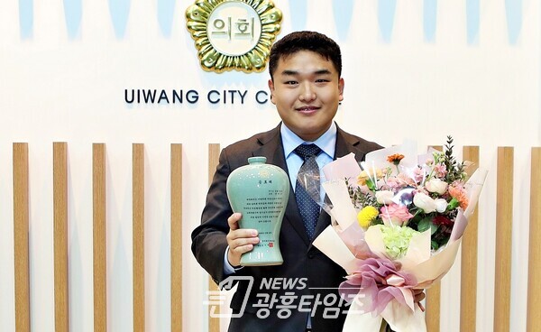 경기도 시군의회의장협의회 우수의원 공로패를 수상한 한채훈 의왕시의회 의원(사진제공=한채훈 의원실) 경기도 시군의회의장협의회 우수의원 공로패를 수상한 한채훈 의왕시의회 의원(사진제공=한채훈 의원실)