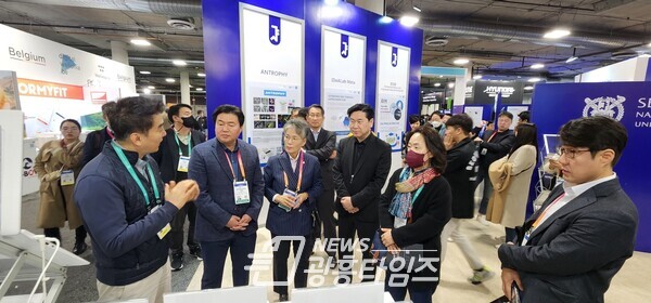 7일 CES2023 전시회 참관 중(유레카 파크 방문해 서울대 교원 창업기업 격려)/사진제공=시흥시) 7일 CES2023 전시회 참관 중(유레카 파크 방문해 서울대 교원 창업기업 격려)/사진제공=시흥시)