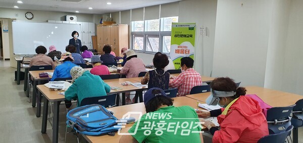 성인문해교육 찾아가는 배움터 교육 모습(사진제공=의왕시)