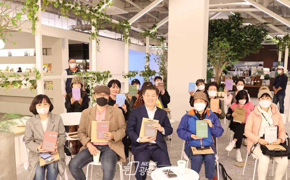 광명시는 지난 2022년 11월 25일 박승원 광명시장을 비롯하여 전국사회연대경제 지방정부협의회 경기장애인부모연대 광명시지부 기자 공정여행 관계자 시민 등 20여 명이 함께한 가운데 광명형 공정관광 프로그램 “여행 사람을 만나다” 2차 팸투어를 진행했다(사진제공=광명시) 광명시는 지난 2022년 11월 25일 박승원 광명시장을 비롯하여 전국사회연대경제 지방정부협의회 경기장애인부모연대 광명시지부 기자 공정여행 관계자 시민 등 20여 명이 함께한 가운데 광명형 공정관광 프로그램 “여행 사람을 만나다” 2차 팸투어를 진행했다(사진제공=광명시)