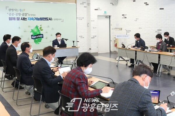 광명시는 9일 시청 중회의실에서 열린 새해 첫 주간회의에서 2023년 주요 핵심사업 보고회를 개최했다(사진제공=광명시) 광명시는 9일 시청 중회의실에서 열린 새해 첫 주간회의에서 2023년 주요 핵심사업 보고회를 개최했다(사진제공=광명시)