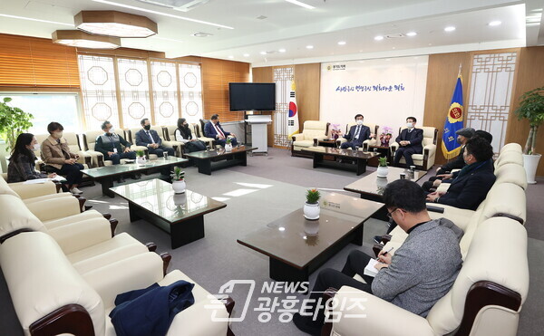 염종현 의장, 10일 '바르게살기운동 경기도협의회' 임원진 접견 (사진제공=경기도의회) 염종현 의장, 10일 '바르게살기운동 경기도협의회' 임원진 접견 (사진제공=경기도의회)
