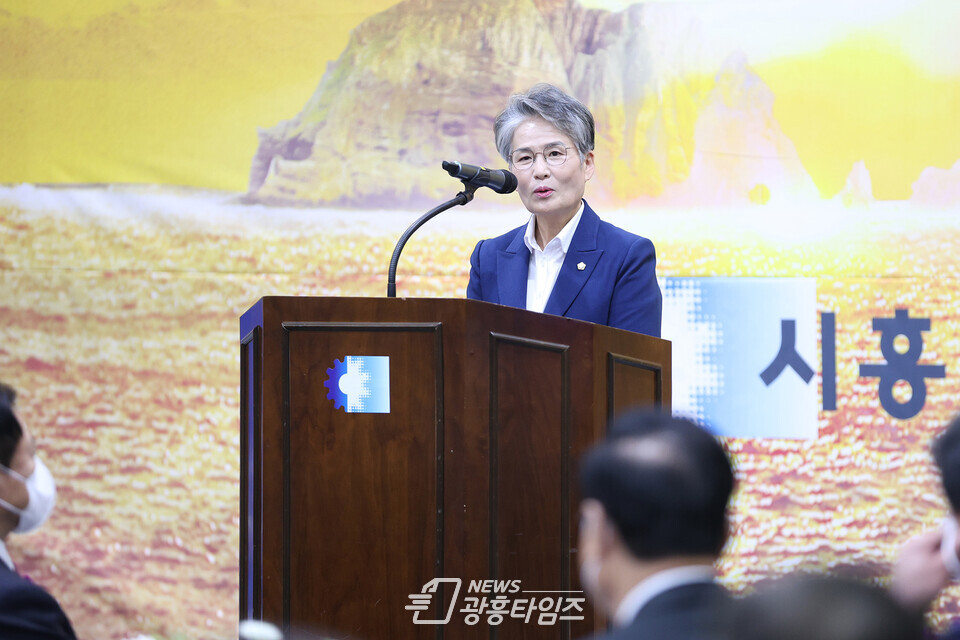 시흥상공회의소신년회에서 축사를 하고 있는 송미희 의장(사진제공=시흥시의회) 시흥상공회의소신년회에서 축사를 하고 있는 송미희 의장(사진제공=시흥시의회)