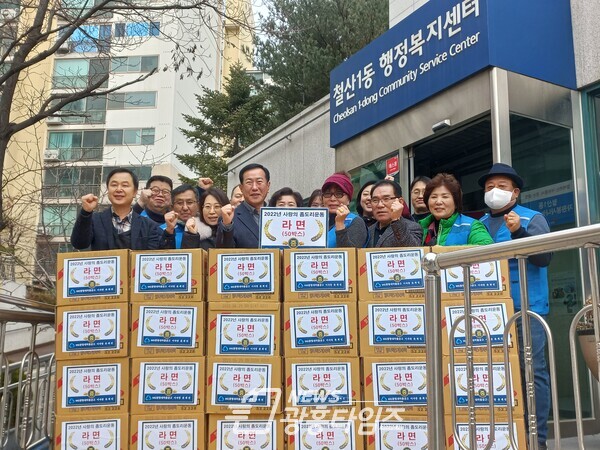 광명시 철산1동 지역사회보장협의체에 광명새마을금고에서 ‘사랑의 좀도리 운동’ 나눔 행사로 지난 17일 라면 50박스를 전달했다(사진제공=철산1동 행정복지센터)