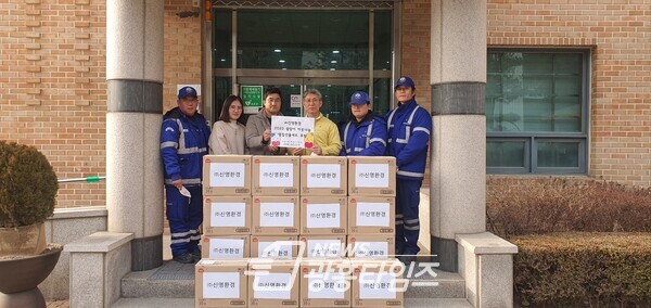  신영환경 설맞이 이웃사랑 선물세트 후원(사진제공=정왕1동 행정복지센터)