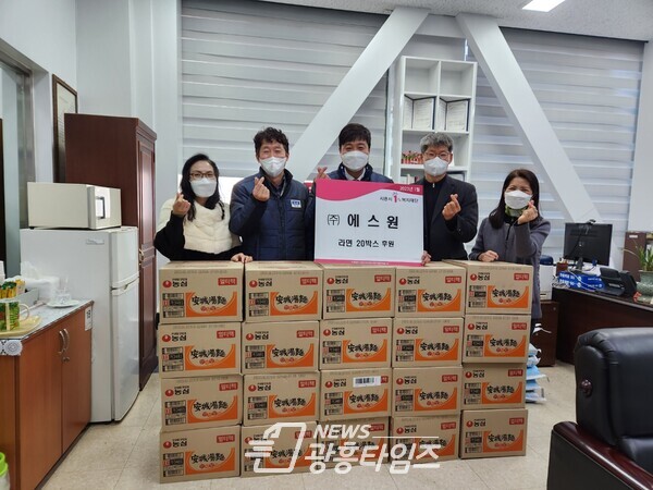 에스컴, 연성동 취약계층 위한 사랑의 라면 후원(사진제공=연성동 행정복지센터) 에스컴, 연성동 취약계층 위한 사랑의 라면 후원(사진제공=연성동 행정복지센터)