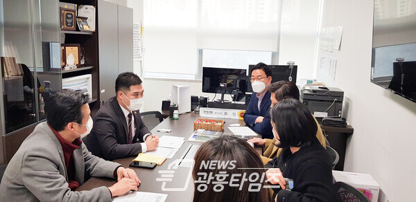 박재철 광명시슈퍼마켓조합 이사장과 경기도 주식회사 ‘배달특급’ 담당자들과의 정담회(사진제공=최민 의원실) 박재철 광명시슈퍼마켓조합 이사장과 경기도 주식회사 ‘배달특급’ 담당자들과의 정담회(사진제공=최민 의원실)