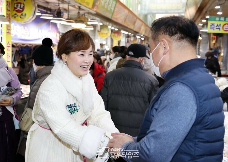 임오경 국회의원, 설 맞이 광명전통·새마을시장에서 현장 민생 챙겨(사진제공=임오경 의원실) 임오경 국회의원, 설 맞이 광명전통·새마을시장에서 현장 민생 챙겨(사진제공=임오경 의원실)