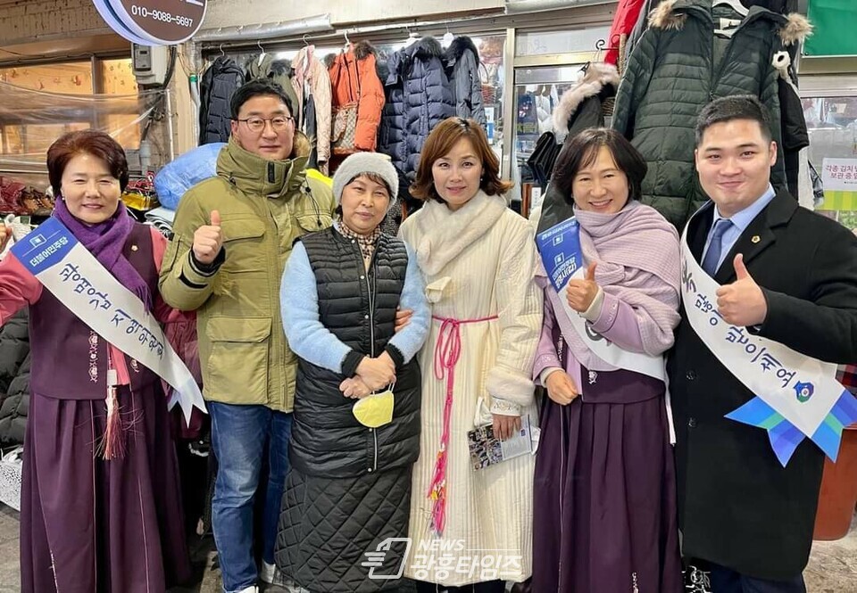 임오경 국회의원, 설 맞이 광명전통·새마을시장에서 현장 민생 챙겨(사진제공=임오경 의원실) 임오경 국회의원, 설 맞이 광명전통·새마을시장에서 현장 민생 챙겨(사진제공=임오경 의원실)