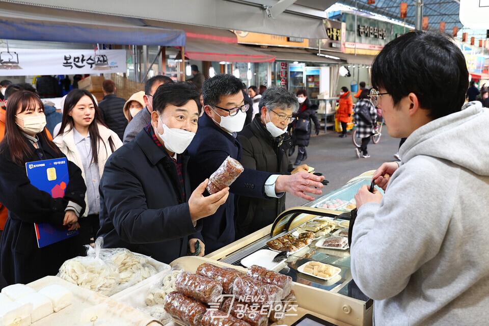 의왕시,설맞이 전통시장 장보기 행사 실시_김성제 의왕시장 (사진제공=의왕시)