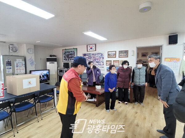 정왕1동, 설 맞이 경로당 위문품 전달(사진제공=정왕1동 행정복지센터) 정왕1동, 설 맞이 경로당 위문품 전달(사진제공=정왕1동 행정복지센터)