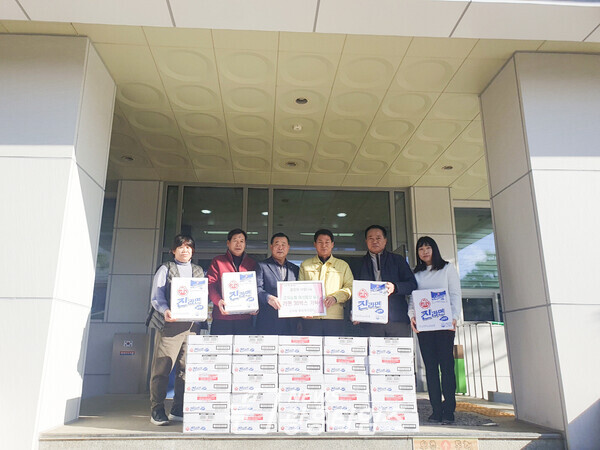 군자농협 여성회장 일동, 설맞이 라면 기탁(사진제공=군자동 행정복지센터) 군자농협 여성회장 일동, 설맞이 라면 기탁(사진제공=군자동 행정복지센터)