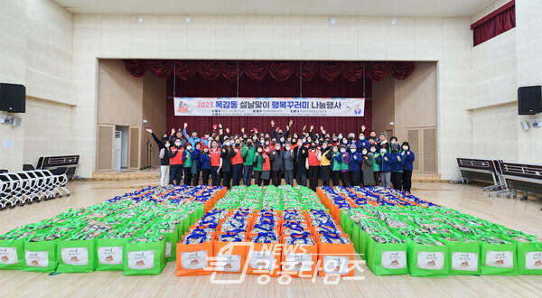 목감동 관내 취약계층에 설마이 이웃사랑 꾸러미 나눔(사진제공=목감동 행정복지센터)