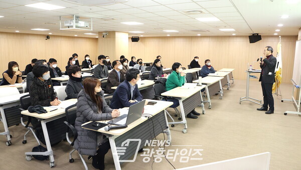 경기도의회, ‘알기쉬운 법령의 이해’ 특강으로 2023년 의원 직무역량 강화 스타트 (사진제공=경기도의회) 경기도의회, ‘알기쉬운 법령의 이해’ 특강으로 2023년 의원 직무역량 강화 스타트 (사진제공=경기도의회)