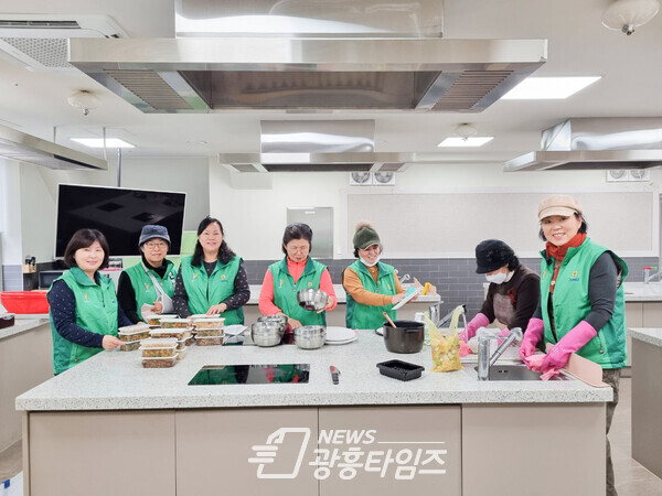 광명시 하안1동 새마을부녀회는 지난 1월 31일 광명시평생학습원 4층에 있는 ‘시민의 부엌’에서 소고기 불고기 봄동 무침 어묵조림 등 반찬을 손수 만들어 관내 취약계층 어르신들에게 전달했다(사진제공=하안1동 행정복지센터)