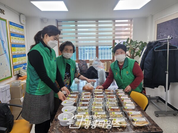 광명시 철산2동 새마을부녀회는 지난 2월 2일 관내 철산권역 마을 냉장고에 치킨 볶음밥 및 짜장 등 45여 개의 밑반찬과 도시락을 기증했다(사진제공=철산2동 행정복지센터)