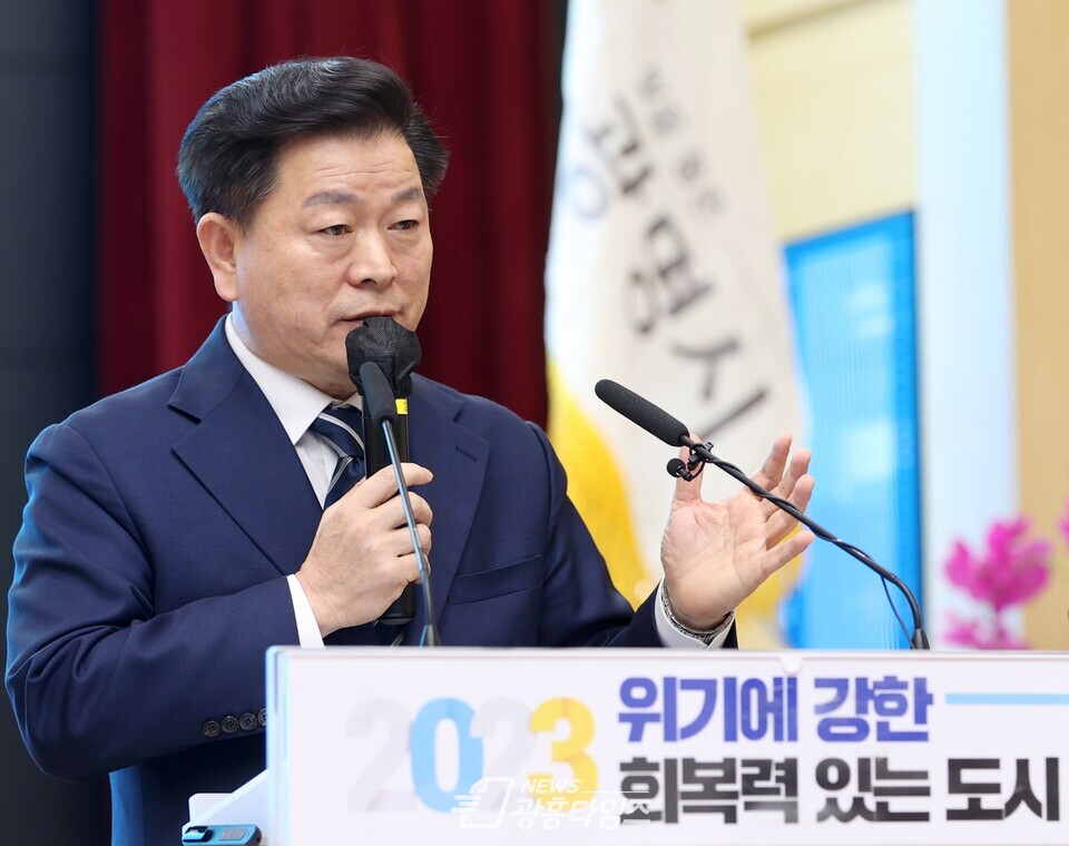박승원 광명시장은 시민의 삶을 회복하고 위기에 강한 회복력 있는 도시로 나아가기 위해 소통하고 화합하는 ‘2023년 동 방문 인사 및 시민과의 대화’를 2월 6일부터 시작한다(사진제공=광명시)