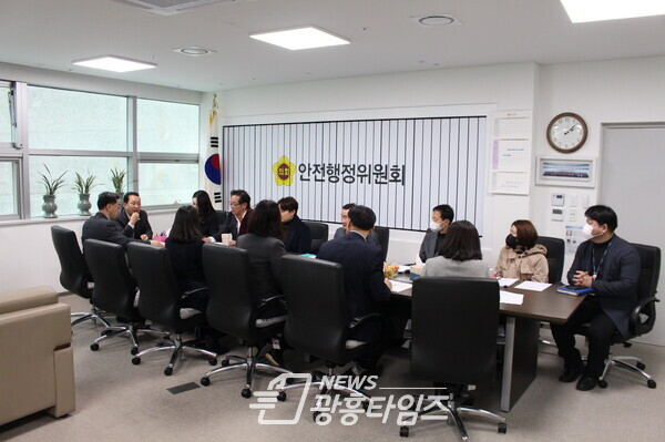 안전행정연구회, 자원봉사활동 활성화 방안 연구를 위한 정책연구용역 중간보고회 개최 (사진제공=경기도의회) 안전행정연구회, 자원봉사활동 활성화 방안 연구를 위한 정책연구용역 중간보고회 개최 (사진제공=경기도의회)