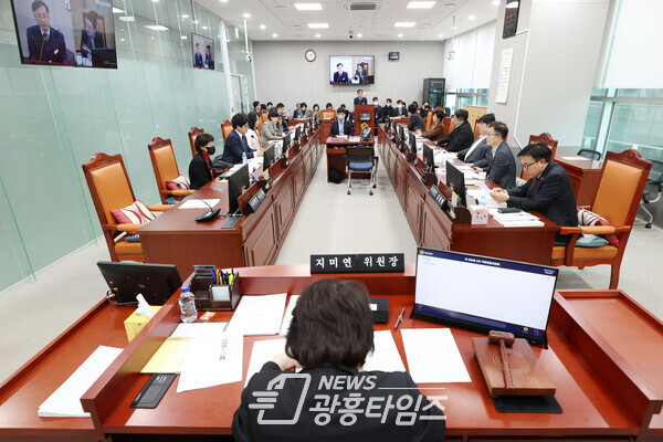 기획재정위원회, 2023년 소관 실국 업무보고 청취(사진제공=경기도의회) 기획재정위원회, 2023년 소관 실국 업무보고 청취(사진제공=경기도의회)