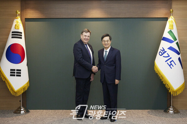 9일 경기도청 도지사 집무실에서 김동연 경기도지사가 존 위팅데일 영국 무역특사를 만나 기념촬영을 하고 있다(사진제공=경기도) 9일 경기도청 도지사 집무실에서 김동연 경기도지사가 존 위팅데일 영국 무역특사를 만나 기념촬영을 하고 있다(사진제공=경기도)
