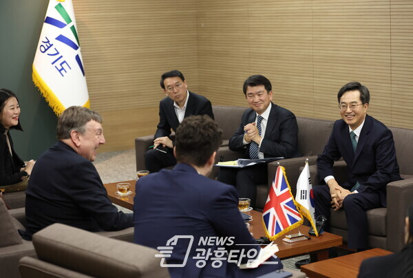 9일 경기도청 도지사 집무실에서 김동연 경기도지사가 존 위팅데일 영국 무역특사를 만나 면담을 하고 있다(사진제공=경기도) 9일 경기도청 도지사 집무실에서 김동연 경기도지사가 존 위팅데일 영국 무역특사를 만나 면담을 하고 있다(사진제공=경기도)