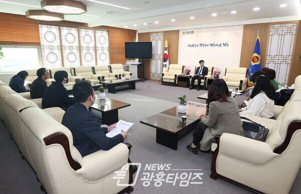 염종현 의장, ‘숲 교육’ 확대 위한 계속사업 발굴 제안...9일 한국숲유치원협회 경기지회 면담 (사진제공=광명시) 염종현 의장, ‘숲 교육’ 확대 위한 계속사업 발굴 제안...9일 한국숲유치원협회 경기지회 면담 (사진제공=광명시)