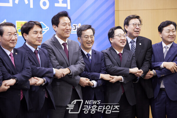 10일 오전 전북도청 중회의실에서 김동연 경기도지사, 이철우 대한민국시도지사협의회 회장, 김관영 대한민국시도지사협의회 부회장, 유정복 대한민국시도지사협의회 부회장, 이장우 대한민국시도지사협의회 감사 등이 대한민국시도지사협의.회 제 52차 임시총회에서 기념촬영을 하고 있다(사진제공=경기도) 10일 오전 전북도청 중회의실에서 김동연 경기도지사, 이철우 대한민국시도지사협의회 회장, 김관영 대한민국시도지사협의회 부회장, 유정복 대한민국시도지사협의회 부회장, 이장우 대한민국시도지사협의회 감사 등이 대한민국시도지사협의.회 제 52차 임시총회에서 기념촬영을 하고 있다(사진제공=경기도)