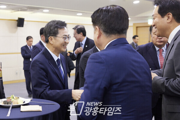 10일 오전 전북도청 중회의실에서 김동연 경기도지사가 대한민국시도지사협의회 참석자들과 인사를 나누고 있다(사진제공=경기도) 10일 오전 전북도청 중회의실에서 김동연 경기도지사가 대한민국시도지사협의회 참석자들과 인사를 나누고 있다(사진제공=경기도)