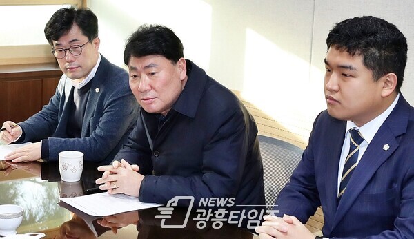 왼쪽부터 의왕시의회 김태흥,서창수,한채훈 의원 왼쪽부터 의왕시의회 김태흥,서창수,한채훈 의원