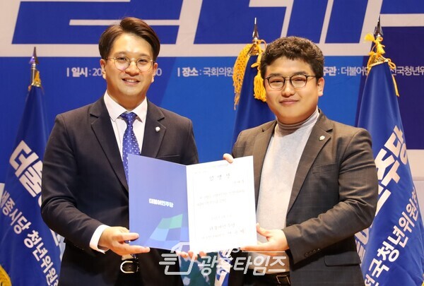한채훈 의왕시의회 의원이 전용기 국회의원으로부터 임명장을 받고 있다(사진제공=한채훈 의원실) 한채훈 의왕시의회 의원이 전용기 국회의원으로부터 임명장을 받고 있다(사진제공=한채훈 의원실)
