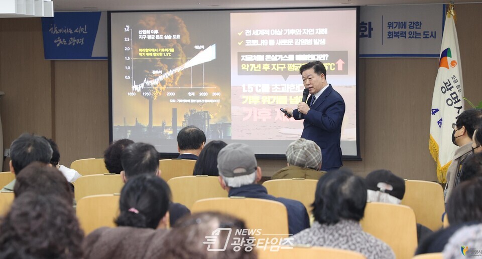 광명시는 지난 6일부터 16일까지 9일간 18개 동에서 ‘2023년 동방문 인사 및 시민과의 대화’를 성황리에 마무리했다_지난 6일 철산4동 시민과의 대화(사진제공=광명시)