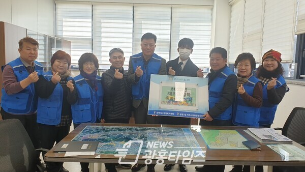 광명시 광명7동 지역사회보장협의체는 22일 관내 저소득 가구 학생 10명에게 2023년 대학 입학 축하금 300만 원을 전달하며 나눔을 실천했다(사진제공=광명7동 행정복지센터)