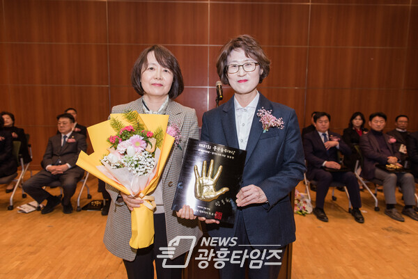 염종현 의장, 22일 '제21회 중부율곡대상' 광역정치부문 수상_ (왼쪽부터)전미란 여사, 최윤정 대표(사진제공=경기도의회) 염종현 의장, 22일 '제21회 중부율곡대상' 광역정치부문 수상_ (왼쪽부터)전미란 여사, 최윤정 대표(사진제공=경기도의회)