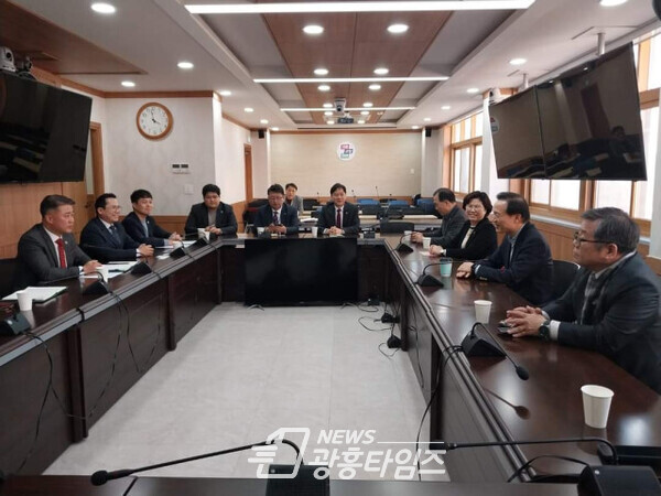 21일 경기도교육청에서 김정호 대표직무대행 등 경기도의회 의원들과 임태희 경기도교육감이 교육 현안관련 논의를 하고 있다(사진제공=김정호 대표직무대행실) 21일 경기도교육청에서 김정호 대표직무대행 등 경기도의회 의원들과 임태희 경기도교육감이 교육 현안관련 논의를 하고 있다(사진제공=김정호 대표직무대행실)