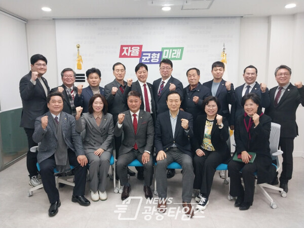 교육현안 논의 후 기념촬영(사진제공=김정호 대표직무대행실) 교육현안 논의 후 기념촬영(사진제공=김정호 대표직무대행실)