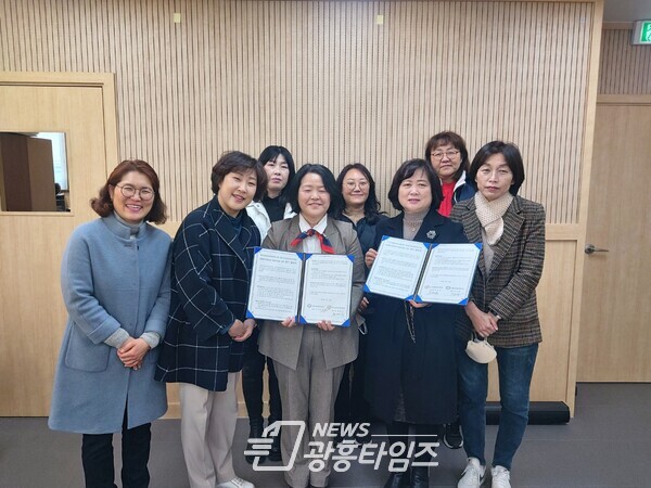 경기도광명교육지원청, 광명교육희망네트워크와 「맞춤형 학생성장 통합지원을 위한 업무협약」체결(사진제공=경기도광명교육지원청) 경기도광명교육지원청, 광명교육희망네트워크와 「맞춤형 학생성장 통합지원을 위한 업무협약」체결(사진제공=경기도광명교육지원청)